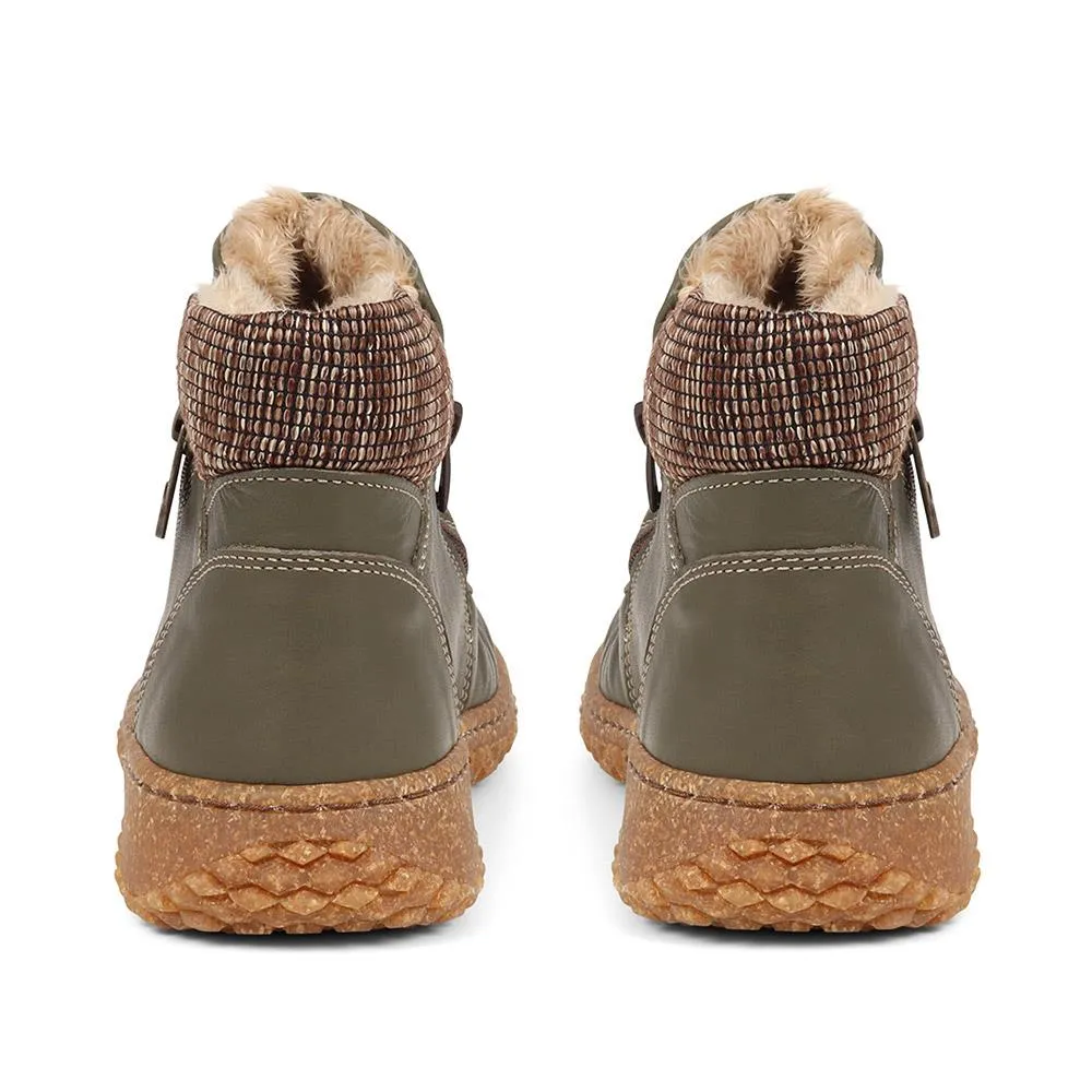 Loretta Zip-Up Boots - HAK38015 / 324 224