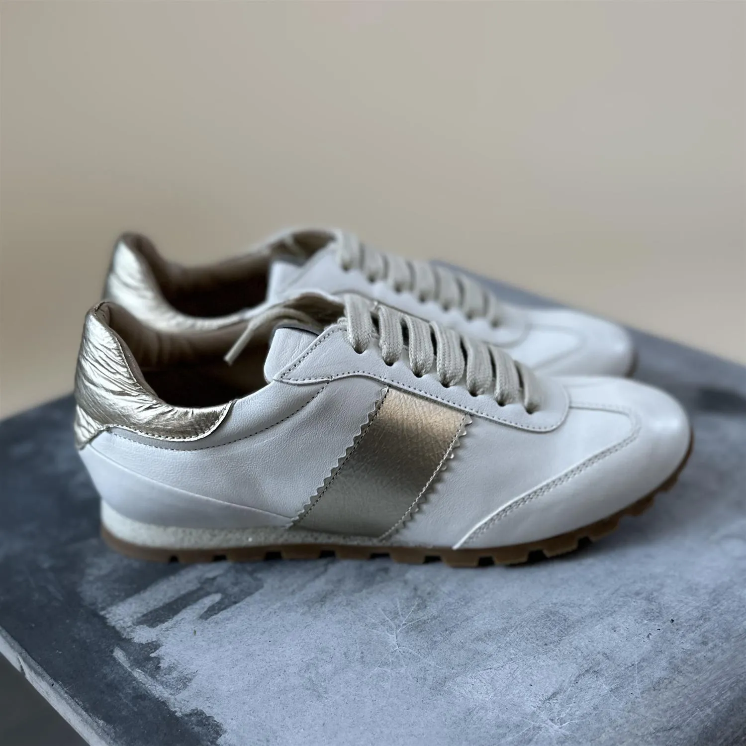 Sneakers Tropic Burro - Pegaso Platino - White w/Gold